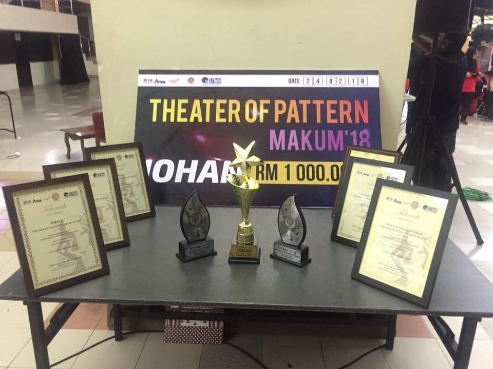 Piala dan Mock Up cheque yang diterima hasil kemenangan pada Festival Teater tersebut.
