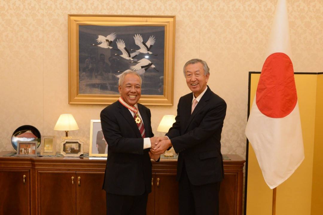 Academician Tan Sri Dr. Ir. Ahmad Tajuddin Ali, FASc (kiri) menerima pingat daripada TYT Dr. Makio Miyagawa.