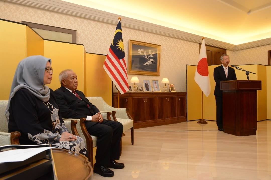 TYT Dr. Makio Miyagawa menyampaikan ucapan sebelum penyerahan pingat.