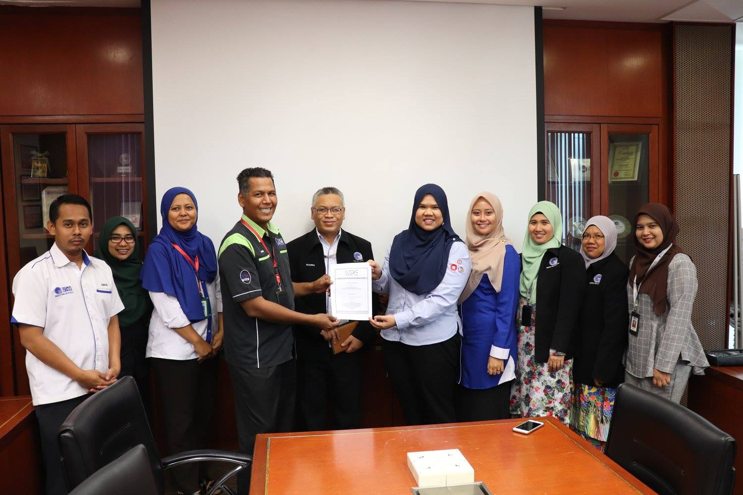 Penyerahan Laporan Amalan Persekitaran Berkualiti yang telah lengkap disaksikan Khairul Taib, Bendahari UTeM.