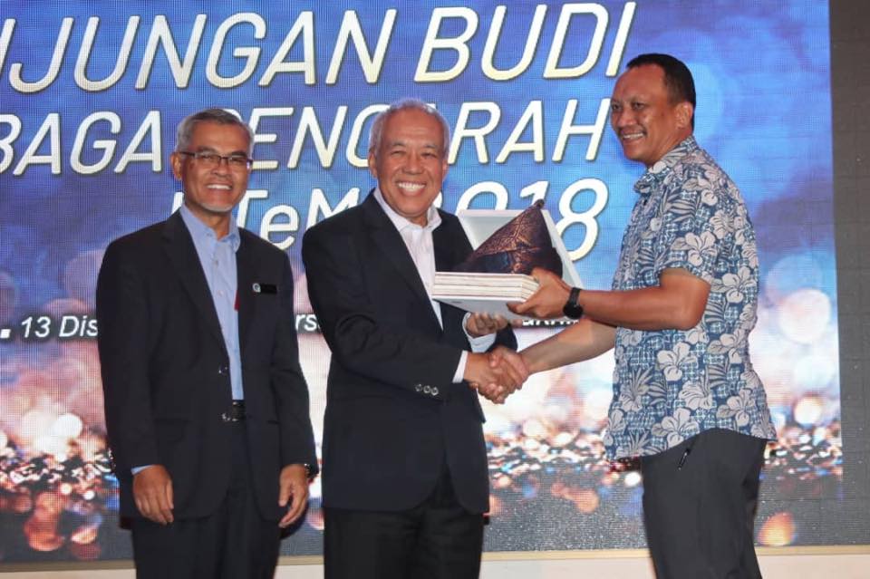 Penyerahan cenderahati kepada mantan-mantan yang dirai