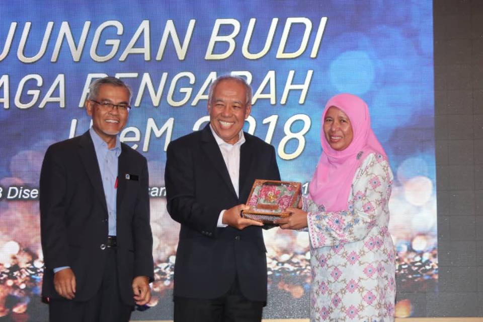 Penyerahan cenderahati kepada mantan-mantan yang dirai