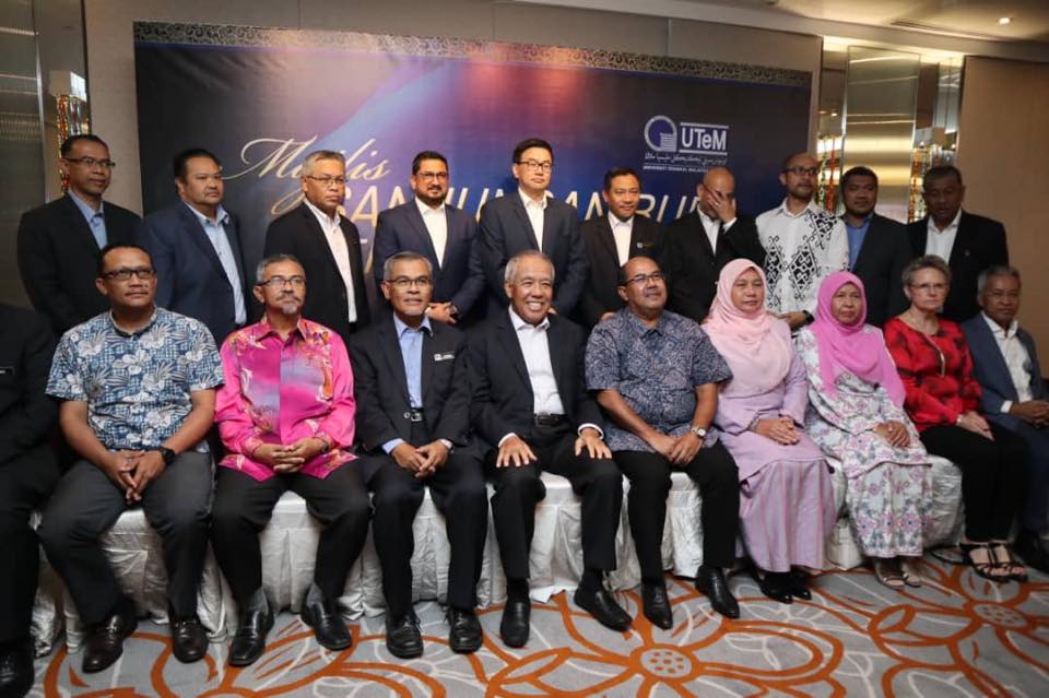 Para jemputan dan tetamu bergambar mesra sebaik sahaja tamat majlis.