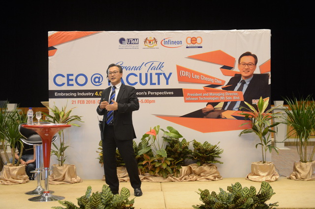 Pengarah Urusan Infineon Malaysia (Melaka) Sdn. Bhd (Dr.) Lee Cheong Chee berkongsi kepakaran beliau bersama tetamu yang hadir.