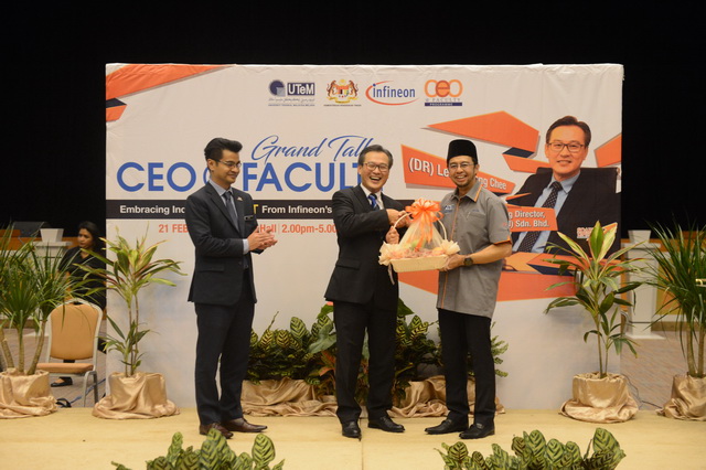 Penyampaian cenderahati kepada (Dr.) Lee Cheong Chee daripada Naib Canselor UTeM.