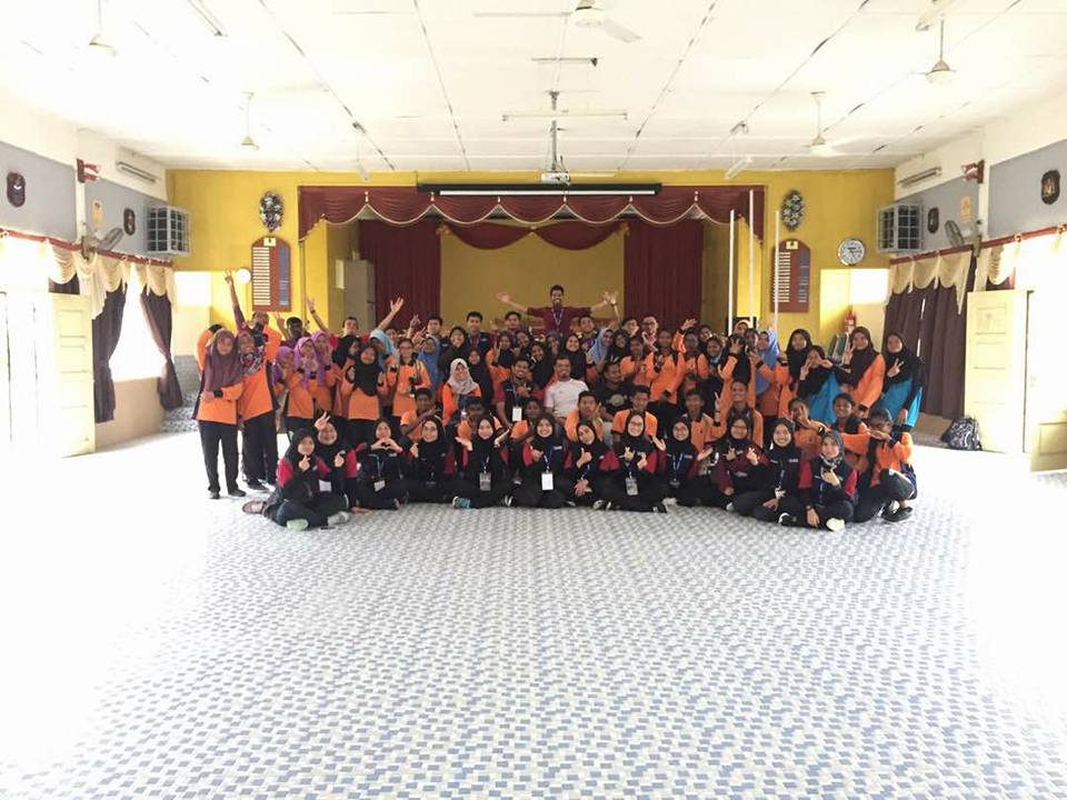 Salah satu dari Kumpulan FaSaSi mengambil gambar kenangan bersama para peserta.