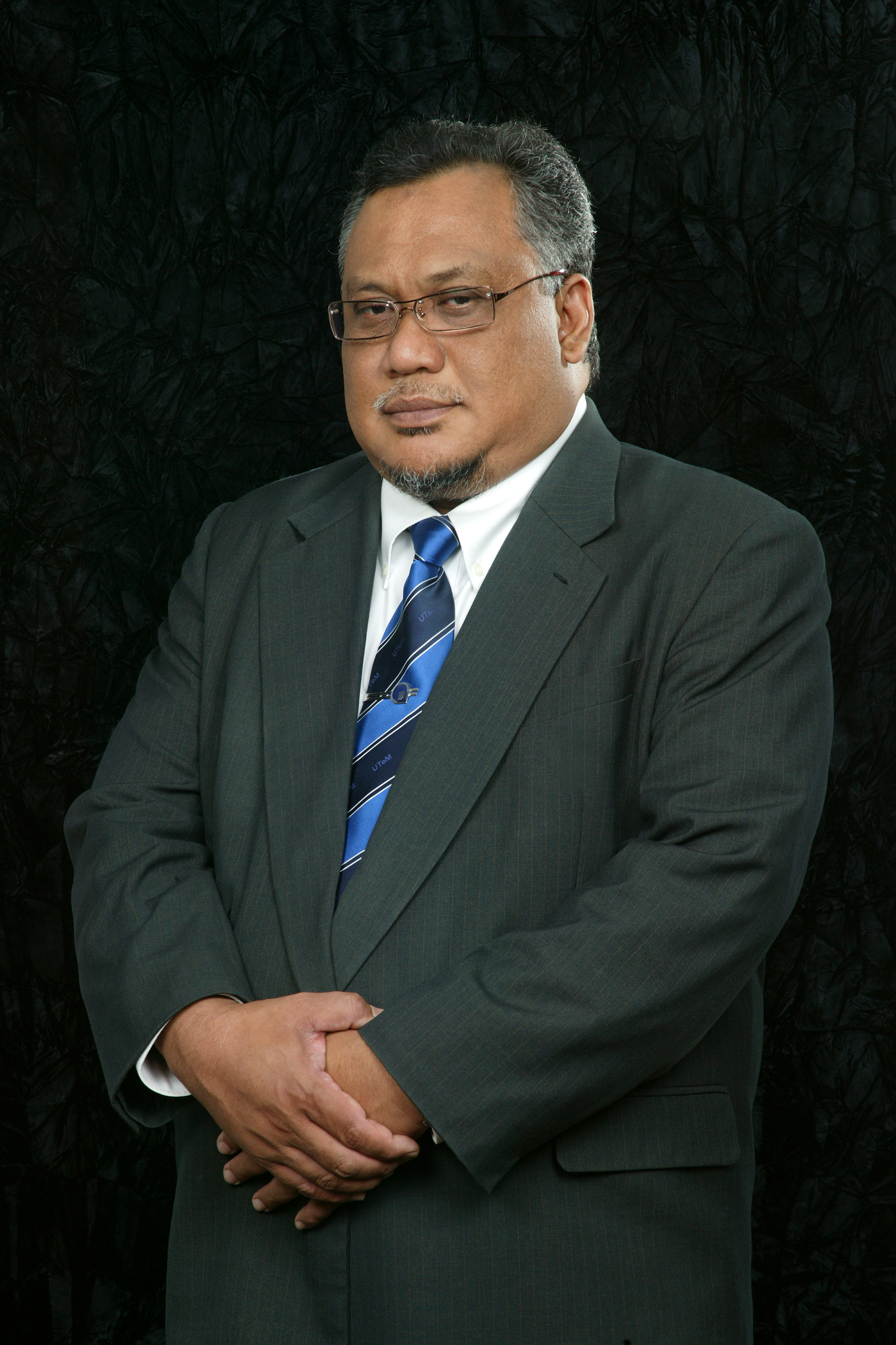 Datuk Hasan Sirun, Mantan Pendaftar.