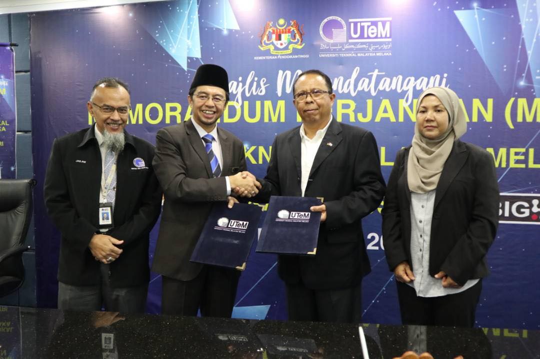 Dr. Shahrin (2 dari kiri) bertukar MoA bersama dengan Pengarah Urusan Abidin Md Napis dari Subitec Sdn Bhd di Bangunan Canselori Kampus Induk Durian Tunggal baru-baru ini.