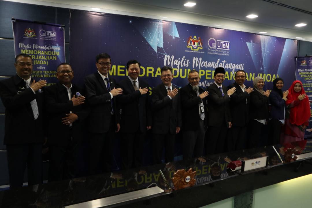 Pihak UTeM dan juga wakil syarikat Big Data dan Subitec Sdn Bhd bergambar kenangan sejurus selepas pertukaran MoA masing-masing di Bangunan Canselori Kampus Induk UTeM Durian Tunggal baru-baru ini.