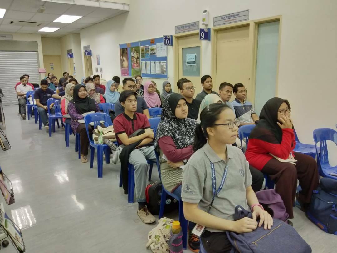 Sebahagian pelajar yang terut serta dalam Kursus Latihan Asas Rakan Klinik.