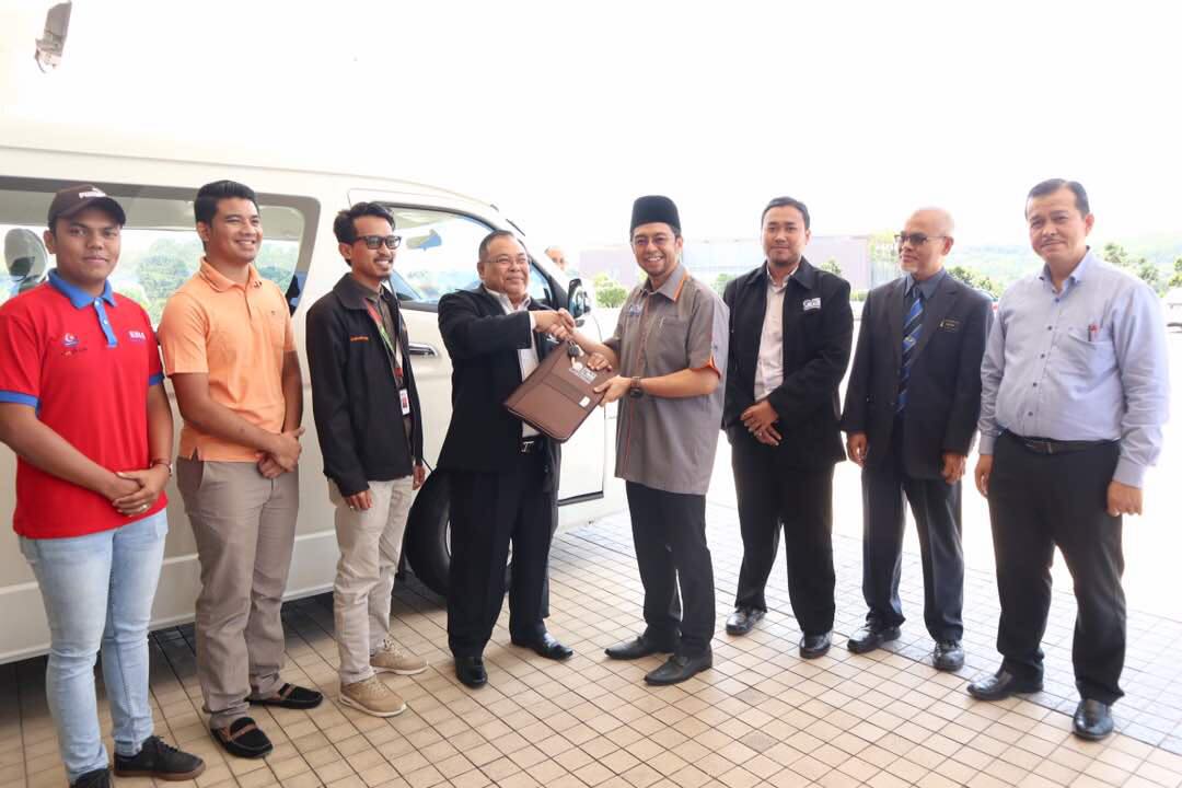 (dari kiri) YDP MPP terkini bersama mantan YDP dan Timbalan Naib Canselor (Hal Ehwal Pelajar) menerima kunci dan dokumen penyerahan van daripada Naib Canselor UTeM disaksikan oleh Penolong Pendaftar PPKU, Timbalan Naib Canselor (Akademik & Antarabangsa) dan Penolong Naib Canselor (Pembangunan & Pengurusan Fasiliti)