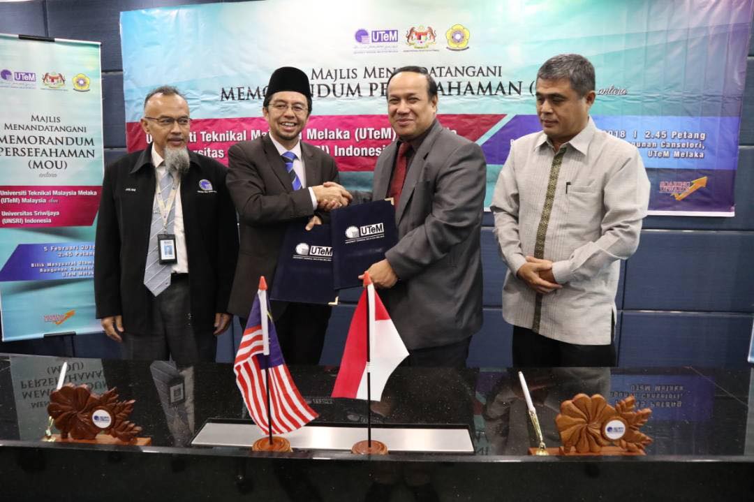 Pertukaran dokumen MoU dijalankan tanda persetujuan bersama.