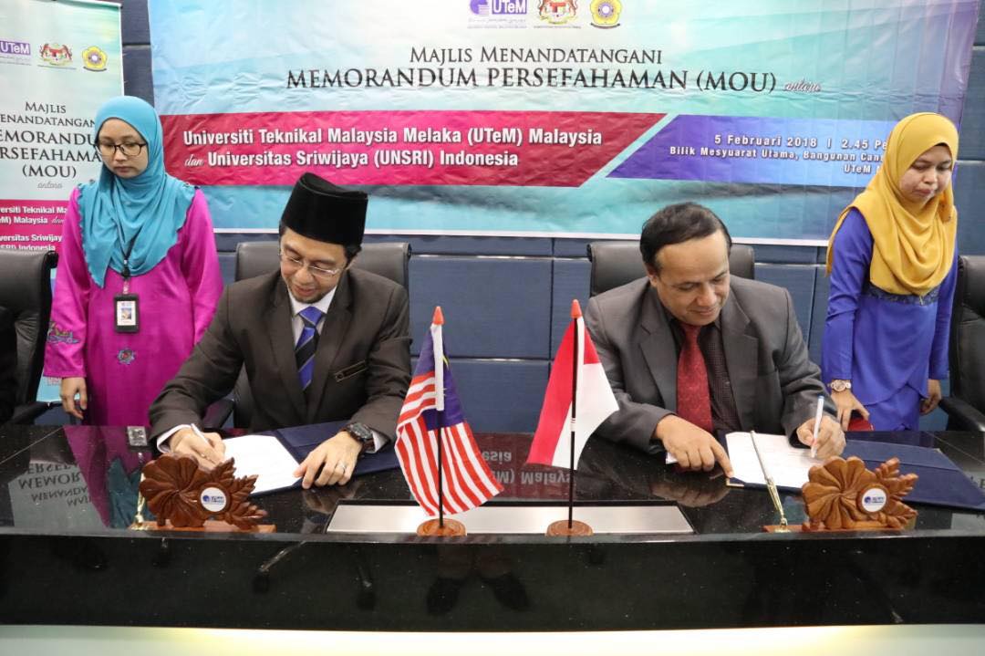 Naib Canselor UTeM dan Rektor UNSRI menandatangani MoU.