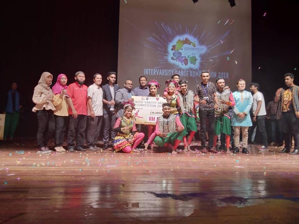 UTeM Rhythmic Squad bergambar bersama tetamu VIP dan para pengadil selepas penyampaian hadiah