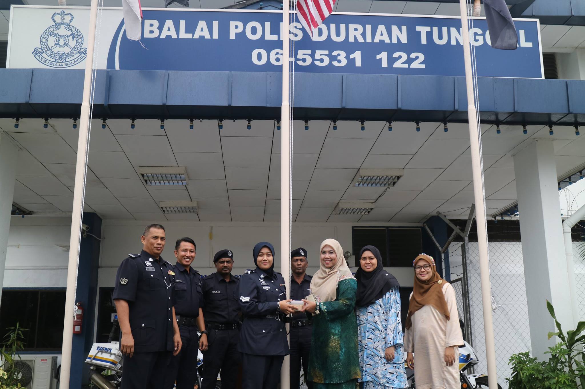 Penyerahan bubur lambuk kepada ketua Balai Polis Durian Tunggal oleh Pengarah PPPC, Fazidah Ithnin (tiga dari kiri). Penyerahan bubur lambuk kepada ketua Balai Polis Durian Tunggal oleh Pengarah PPPC, Fazidah Ithnin (tiga dari kiri).