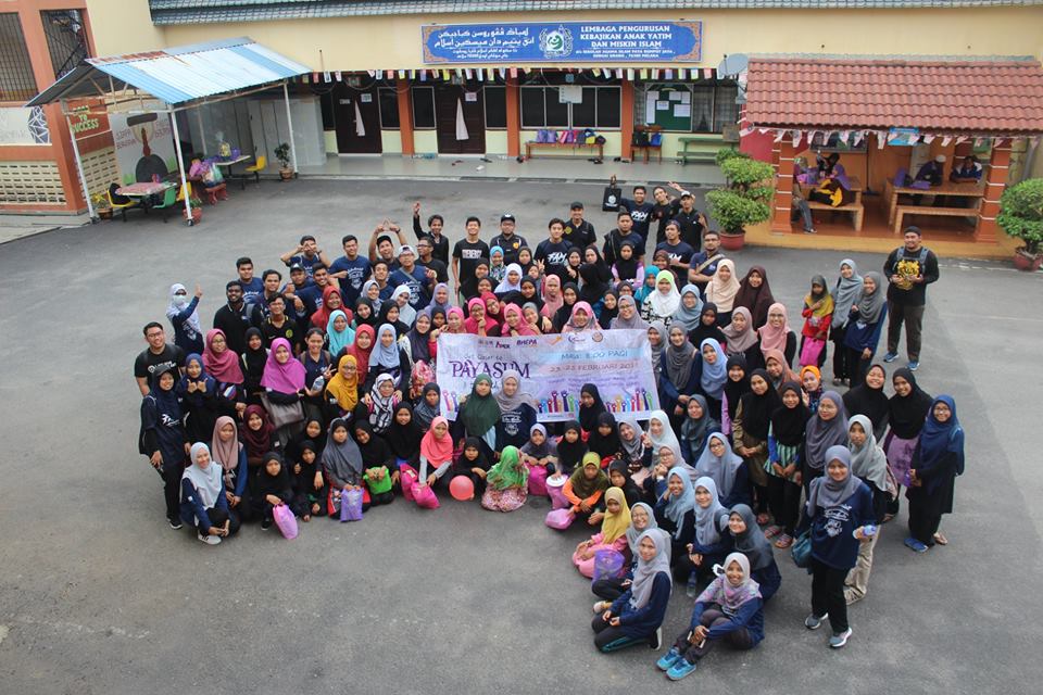 Sekretariat Rakan Muda (SRM) Universiti Teknikal Malaysia Melaka (UTeM) dan Sekretariat Rakan Muda (SRM) Universiti Sains Malaysia (USM) bergambar kenangan bersama dengan sebahagian penghuni Rumah Kebajikan Anak Yatim Dan Miskin (PAYASUM), Sungai Udang, Melaka baru-baru ini.