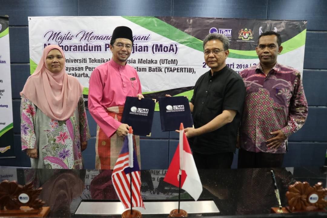 Naib Canselor UTeM (2 dari kiri) bertukar dokumen MoA bersama Ketua YAPERTIB, Ir. Solichul Hadi A. Bakri (baju hitam) disaksikan oleh Timbalan Rektor Kerjasama, Universitas Islam Batik (berbaju batik) dan Prof. Madya Dr. Safiah Sidek.