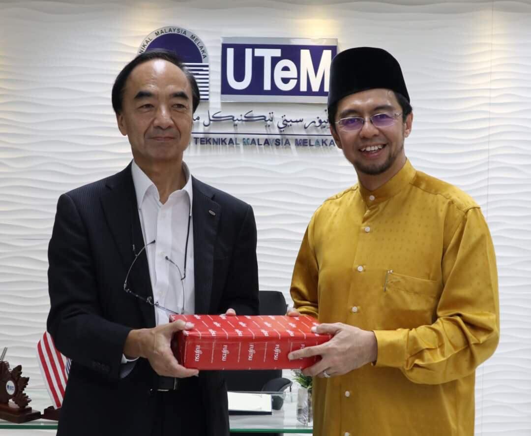 Abe Chiharu bertukar cenderamata bersama Naib Canselor UTeM.